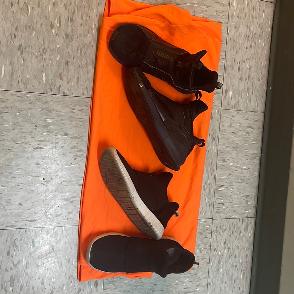 Selling two women shoes one size 6 and one size 8